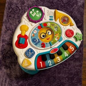 Baby Einstein discovering music activity table